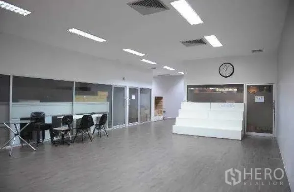 办公空间 出租在Khlong Toei, Bangkok - 开放式办公区，木纹地板、吊顶照明与玻璃隔断。