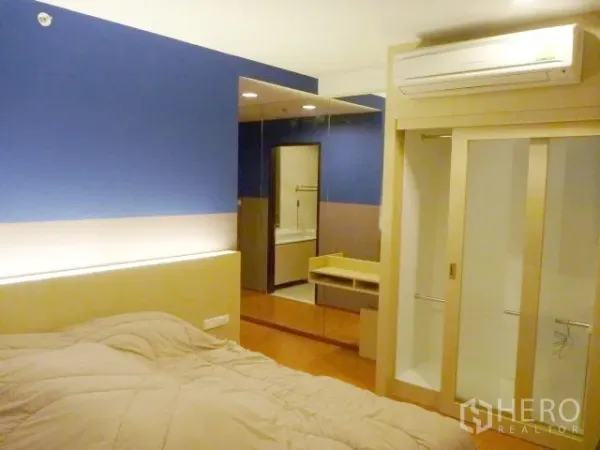 คอนโด ให้เช่าในWatthana, Bangkok - ห้องนอนใหญ่มีตู้เสื้อผ้าบิลท์อิน เครื่องปรับอากาศแบบติดผนัง และมุมโต๊ะเครื่องแป้ง