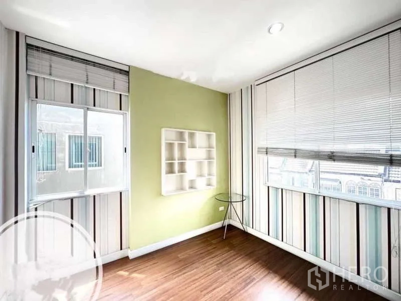 ทาวน์เฮาส์ ให้เช่าในSaphan Sung, Bangkok - ห้องมุมรับแสงดี มีหน้าต่างบานใหญ่ ม่านปรับแสง และผนังสีเขียว
