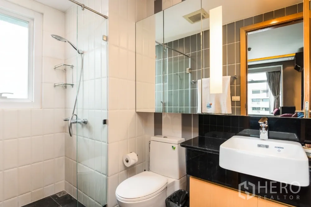 คอนโด ให้เช่าในRatchathewi, Bangkok - ห้องน้ำที่สองพร้อมฝักบัวกระจก กระจกบานใหญ่ และหน้าต่างรับแสง