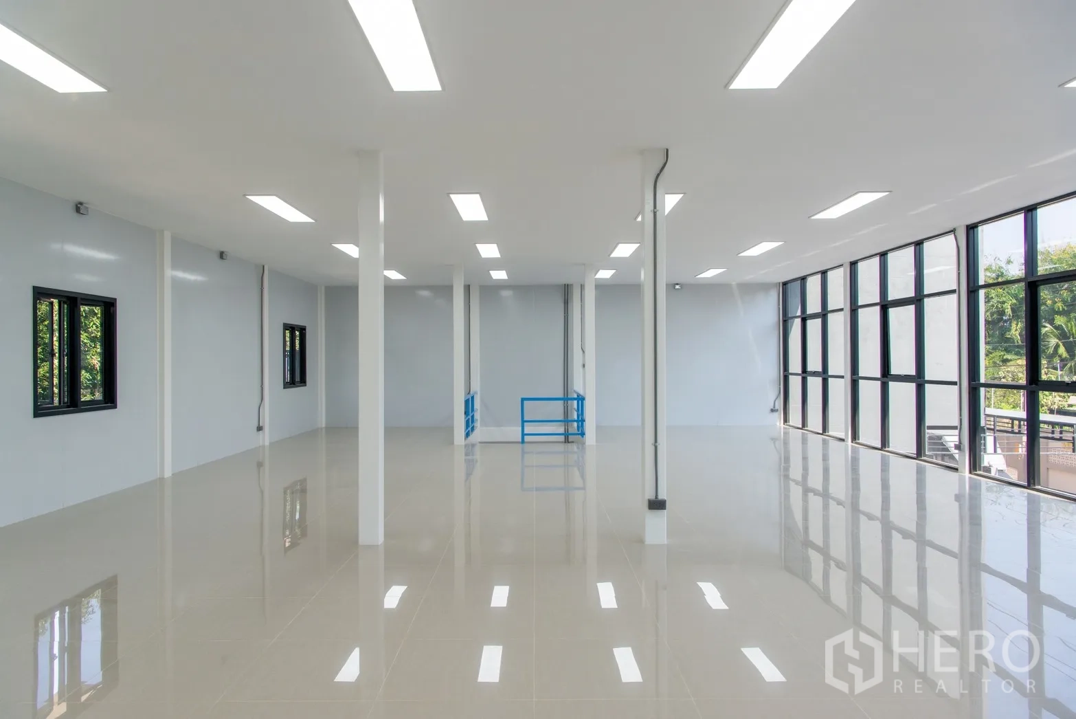 อาคาร standalone for rent or sale in Phra Khanong, Bangkok - โถงกว้างมีเสา หน้าต่าง และพื้นกระเบื้องเงา