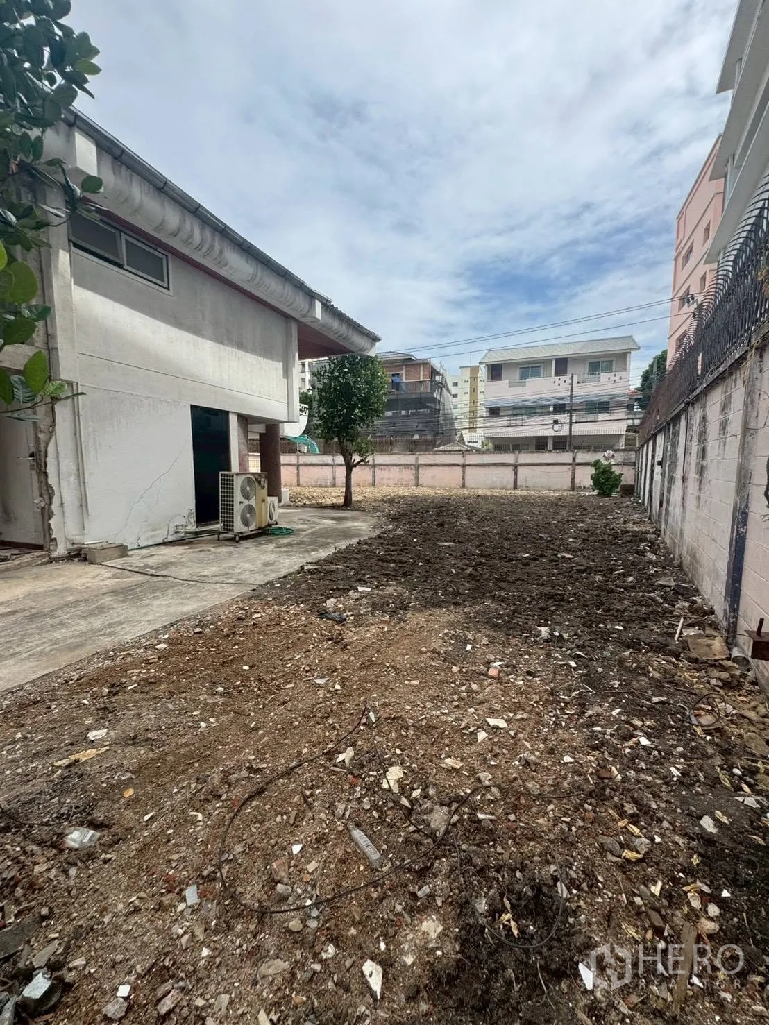 独栋房屋 for rent or sale in Watthana, Bangkok - 房屋旁长形空地，四周为围墙包围。