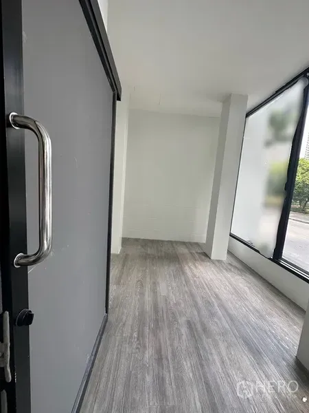 零售空间 出租在Bang Rak, Bangkok - 临街狭长前厅，玻璃门把与街景窗。