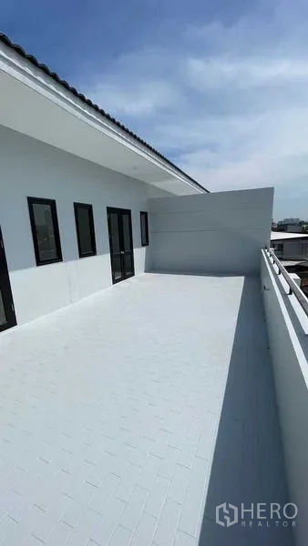 Townhouse for sale in Prawet, Bangkok - Large rooftop terrace with tiled flooring and open city views.