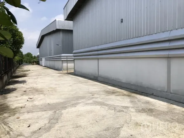 货栈 出租在Lat Lum Kaeo, Pathum Thani - 仓库周边后通道，便于卡车通行与掉头