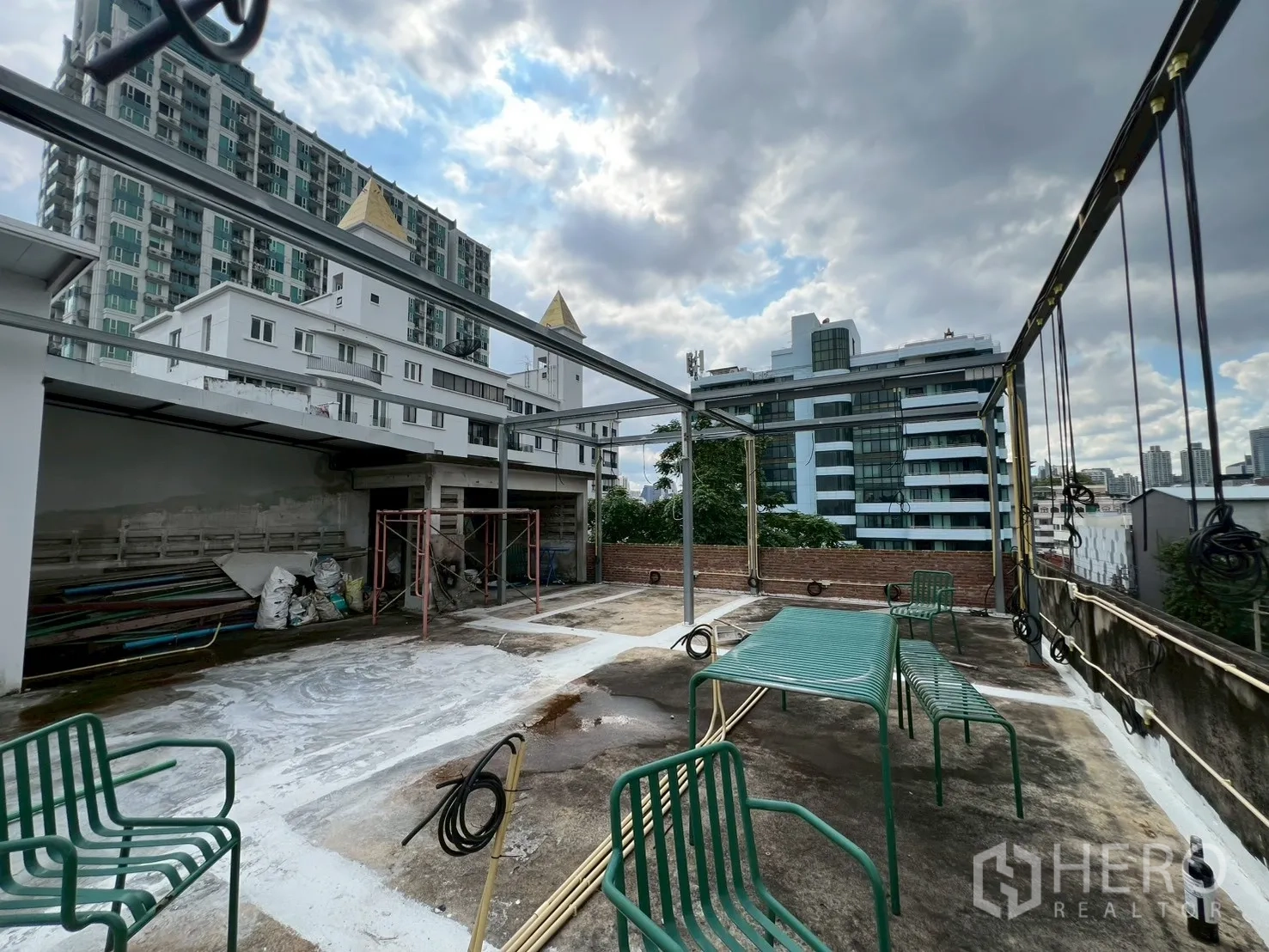 Retail Space for rent in Watthana, Bangkok - Rooftop deck with green metal tables and chairs facing Thonglor high-rises.