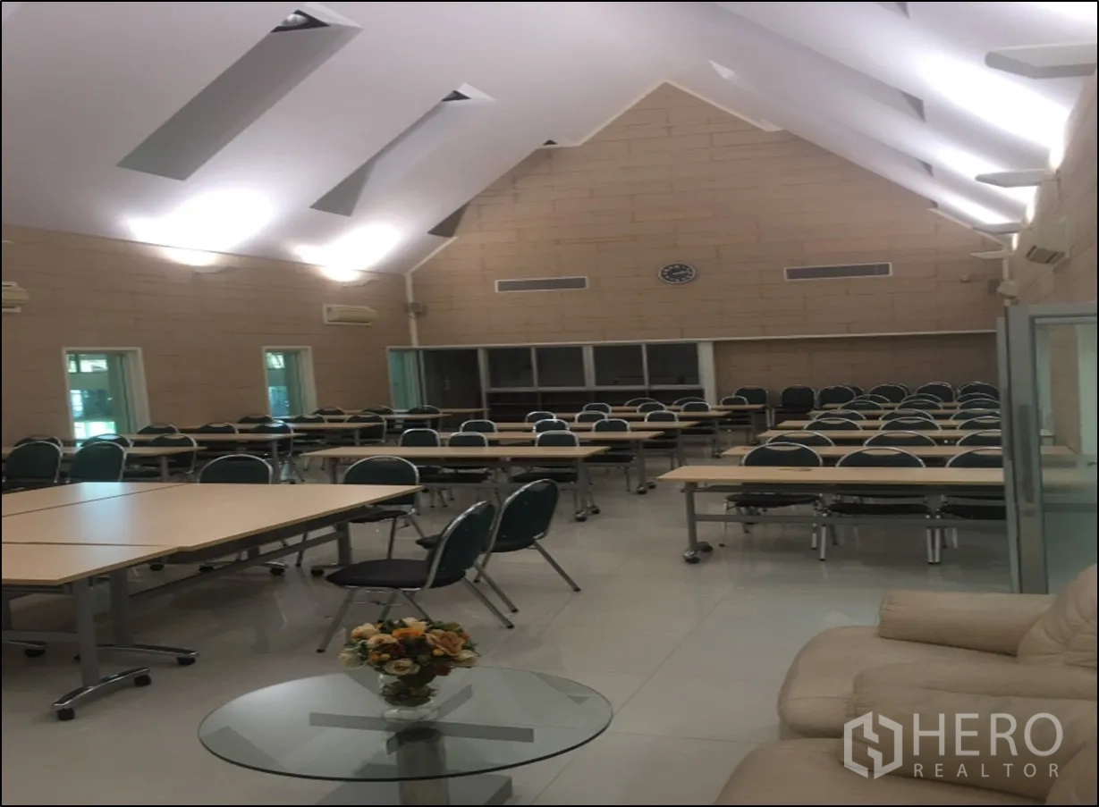 โรงงาน ขายในMueang Samut Sakhon, Samut Sakhon - ห้องอบรม/ประชุม จัดโต๊ะประชุมหลายชุด ใต้เพดานจั่ว