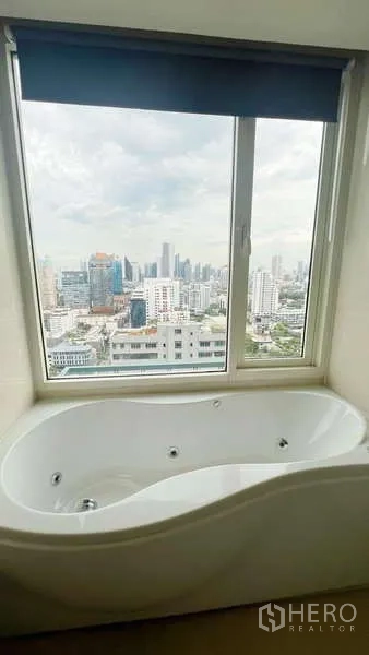 คอนโด ให้เช่าในWatthana, Bangkok - อ่างอาบน้ำแบบจากุซซี่ข้างหน้าต่าง มองเห็นสกายไลน์ย่านทองหล่อ