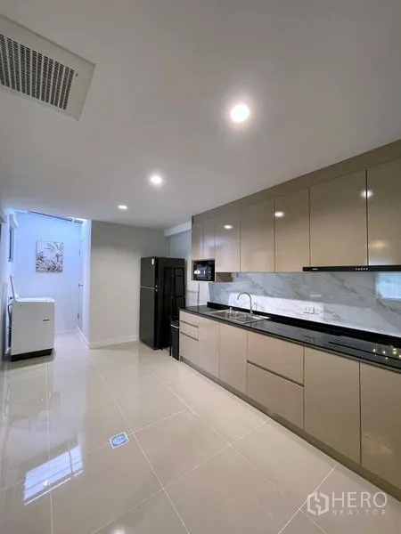 Townhouse for rent in Bang Phli, Samut Prakan - Laundry room with washer, dryer and skylight roof.