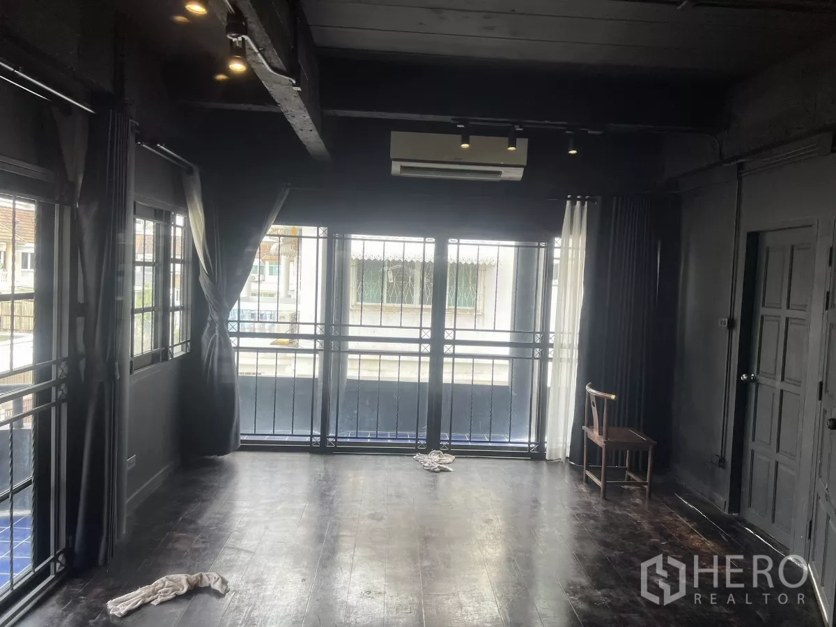 带办公室的家 出租在Wang Thonglang, Bangkok - 楼上房间，连通阳台，大窗与深色木地板。