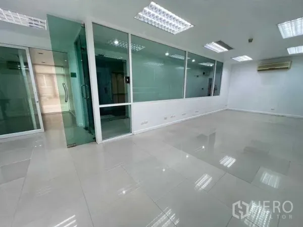 办公空间 出租在Wang Thonglang, Bangkok - 宽敞办公区，临玻璃隔断和出入口，拎包即用。