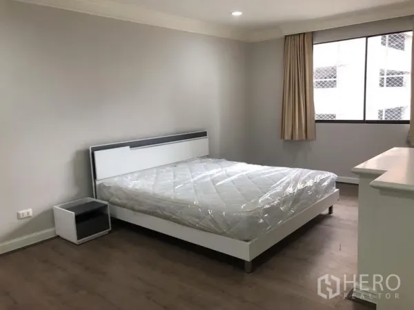 คอนโด ให้เช่าในWatthana, Bangkok - ห้องนอนเตียงควีน หน้าต่างบานใหญ่ ผ้าม่าน โทนสีเรียบ และพื้นลามิเนต