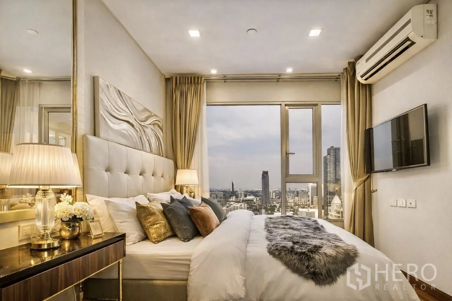 คอนโด for rent or sale in Watthana, Bangkok - ห้องนอนหัวเตียงบุผ้าพร้อมหน้าต่างพาโนรามาเห็นวิวเมือง
