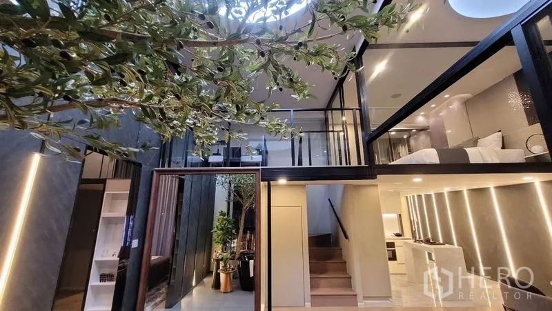 独立式住宅 出售在Watthana, Bangkok - 视角朝夹层卧室、楼梯与灯带墙面，旁为开放式厨房