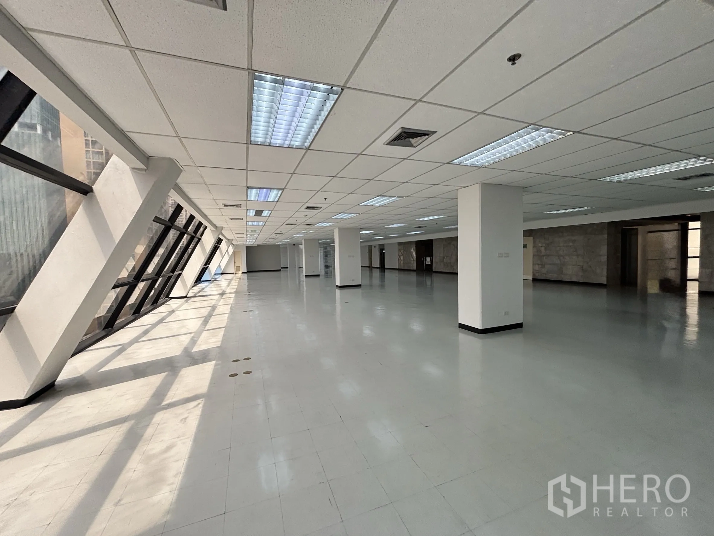 ออฟฟิศ for rent in Ratchathewi, Bangkok - พื้นที่รับแสงสว่างจากหน้าต่างเอียงตามแนวอาคาร เชื่อมสู่โถงเปิดโล่งลึก.