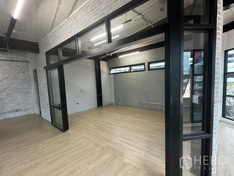 สำนักงาน ให้เช่าในChatuchak, Bangkok - ห้องประชุมกั้นกระจก ผนังอิฐโชว์แนว และไฟเพดานลอย