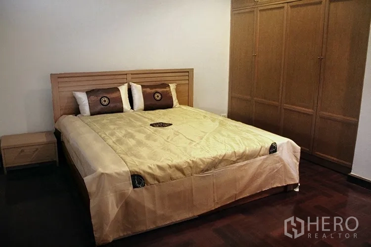 Apartment for rent in Khlong Toei, Bangkok - Master bedroom with king bed and built-in wardrobes
