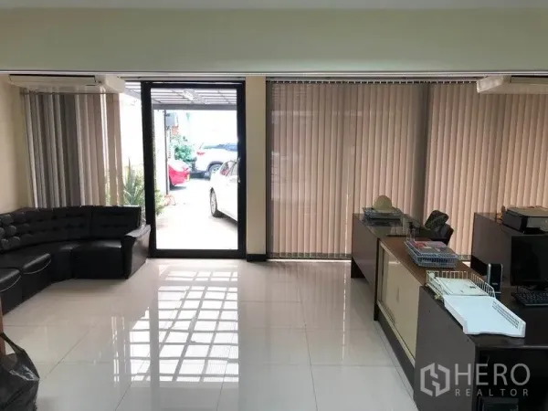 Home Office for rent in Khlong Toei, Bangkok - Reception space with sofa, workstations and floor-to-ceiling glass doors to the carport.