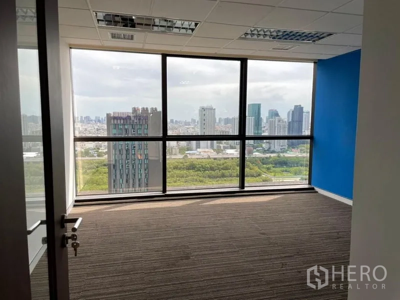 สำนักงาน ให้เช่า - ห้องทำงานมุมอาคาร ผนังสีฟ้า กระจกสูงรอบด้าน มองวิวเมืองพาโนรามา
