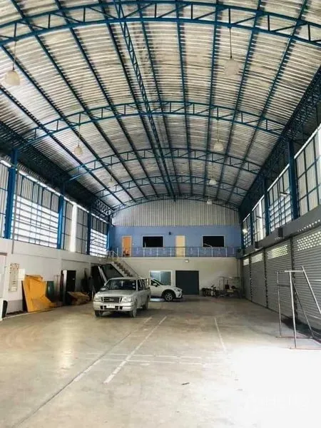 Warehouse for rent in Nakhon Pathom - Spacious clear-span warehouse with arched steel roof, mezzanine and parking area.