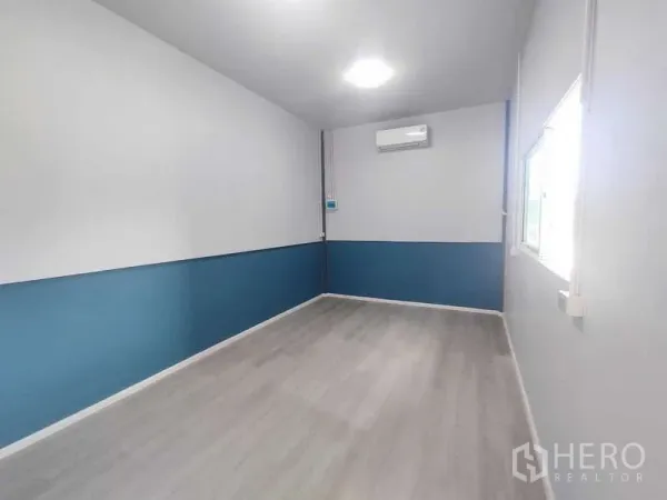 货栈 出租在Pak Kret, Nonthaburi - 仓库内的空调办公室，带窗与木纹地板