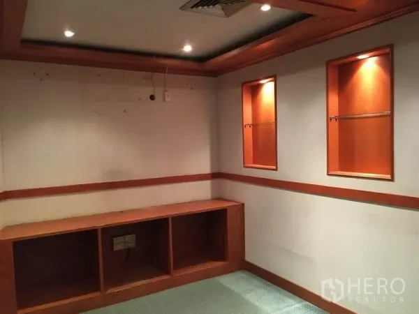 พื้นที่ขายปลีก ให้เช่าในWatthana, Bangkok - ตู้บิลท์อินไม้และช่องโชว์สินค้ามีไฟส่อง