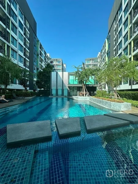 公寓 出售在Khlong Toei, Bangkok - 室外长泳池位于低层公寓楼之间的中庭。