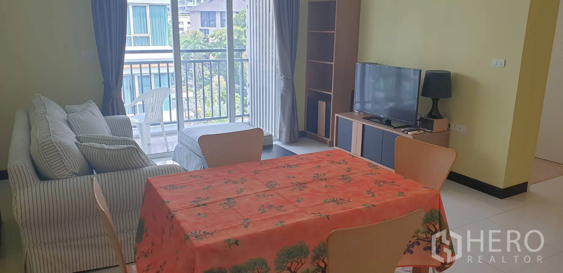公寓 出租在Khlong Toei, Bangkok - 餐区在沙发旁，通过落地玻璃通往小阳台。