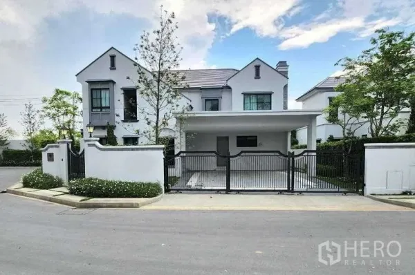 Detached House for rent in Saphan Sung, Bangkok - Modern two-storey detached house with gated entrance, covered carport and landscaped corner lot at an exclusive estate.