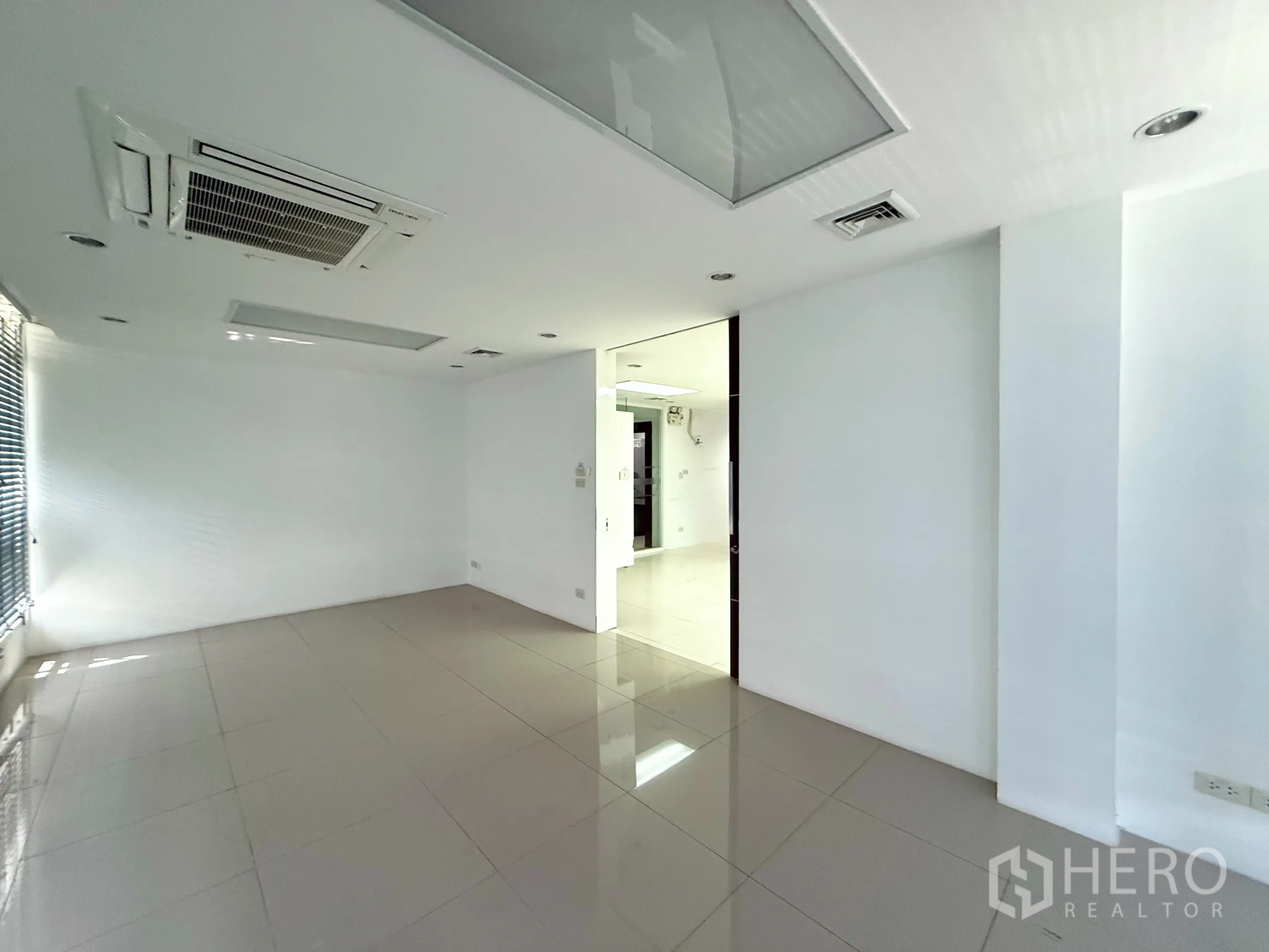 办公空间 出租在Bueng Kum, Bangkok - 空置房间，抛光地砖与吊顶空调