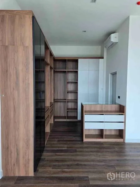 Detached House for rent in Bang Phli, Samut Prakan - Walk-in closet with wood cabinetry, shelving and a central dresser island.