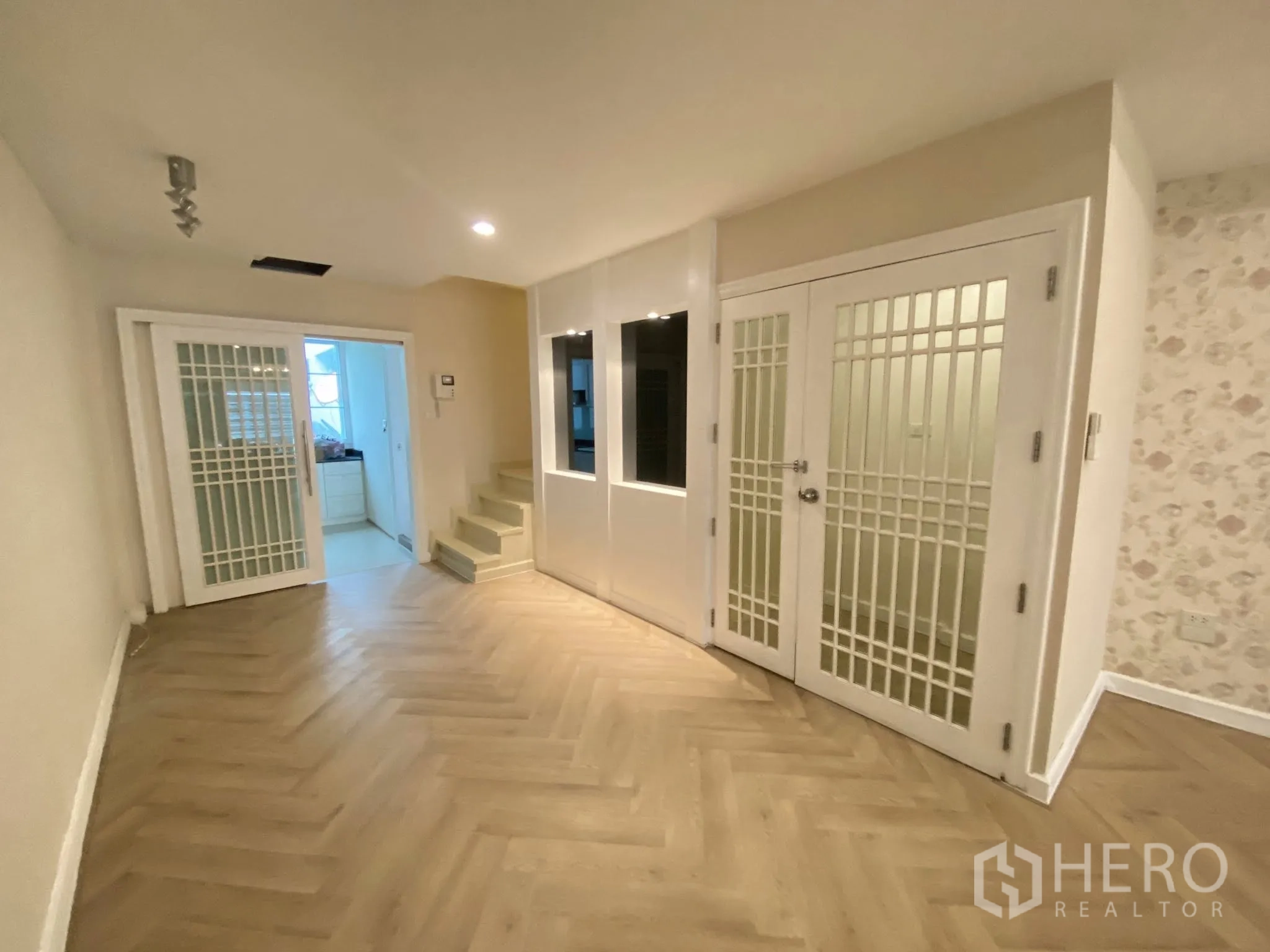 家庭办公室 for rent in Pathum Wan, Bangkok - 多功能房，鱼骨拼地板，白色格栅门，可通往厨房。