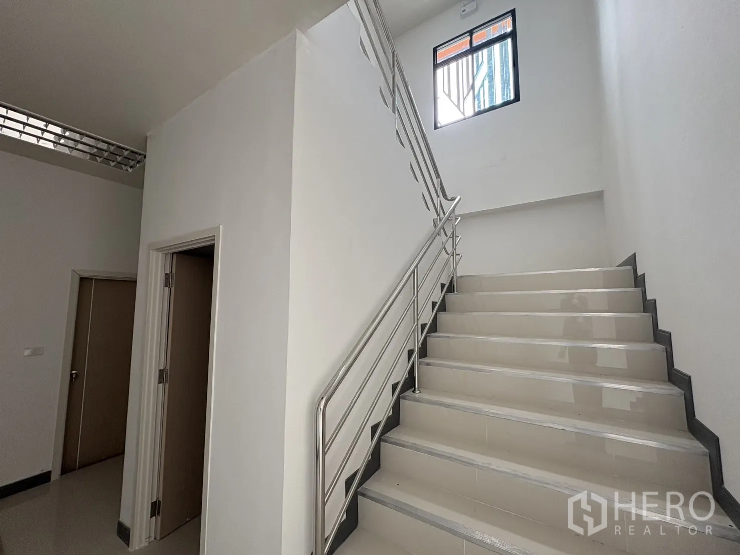 โรงงาน for rent in Bang Pakong, Chachoengsao - บันไดราวสเตนเลสขึ้นสู่ชั้นบนของสำนักงาน.