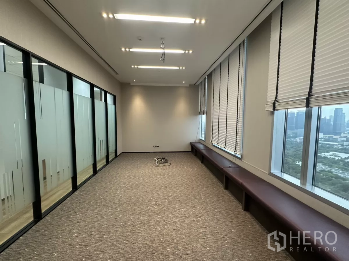 办公空间 出租在Watthana, Bangkok - 细长的会议/培训室，磨砂玻璃隔断与带百叶的大窗。