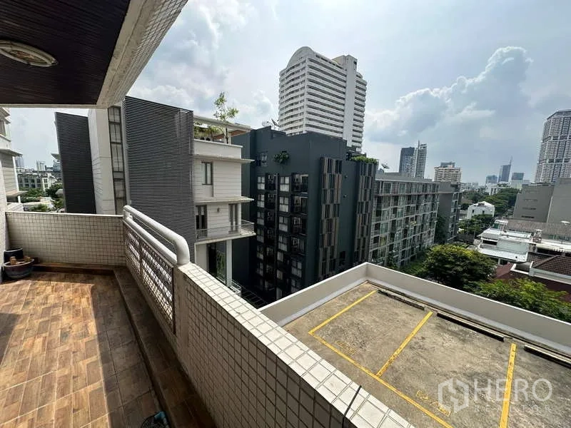 公寓 出租在Watthana, Bangkok - 高楼阳台视野，俯瞰城市天际线与绿意。