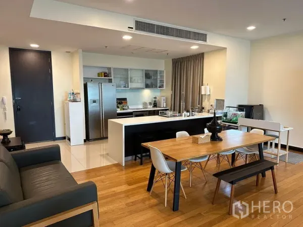 公寓 出租在Yan Nawa, Bangkok - 开放式客餐厅与中岛厨房，木地板和不锈钢对开门冰箱。