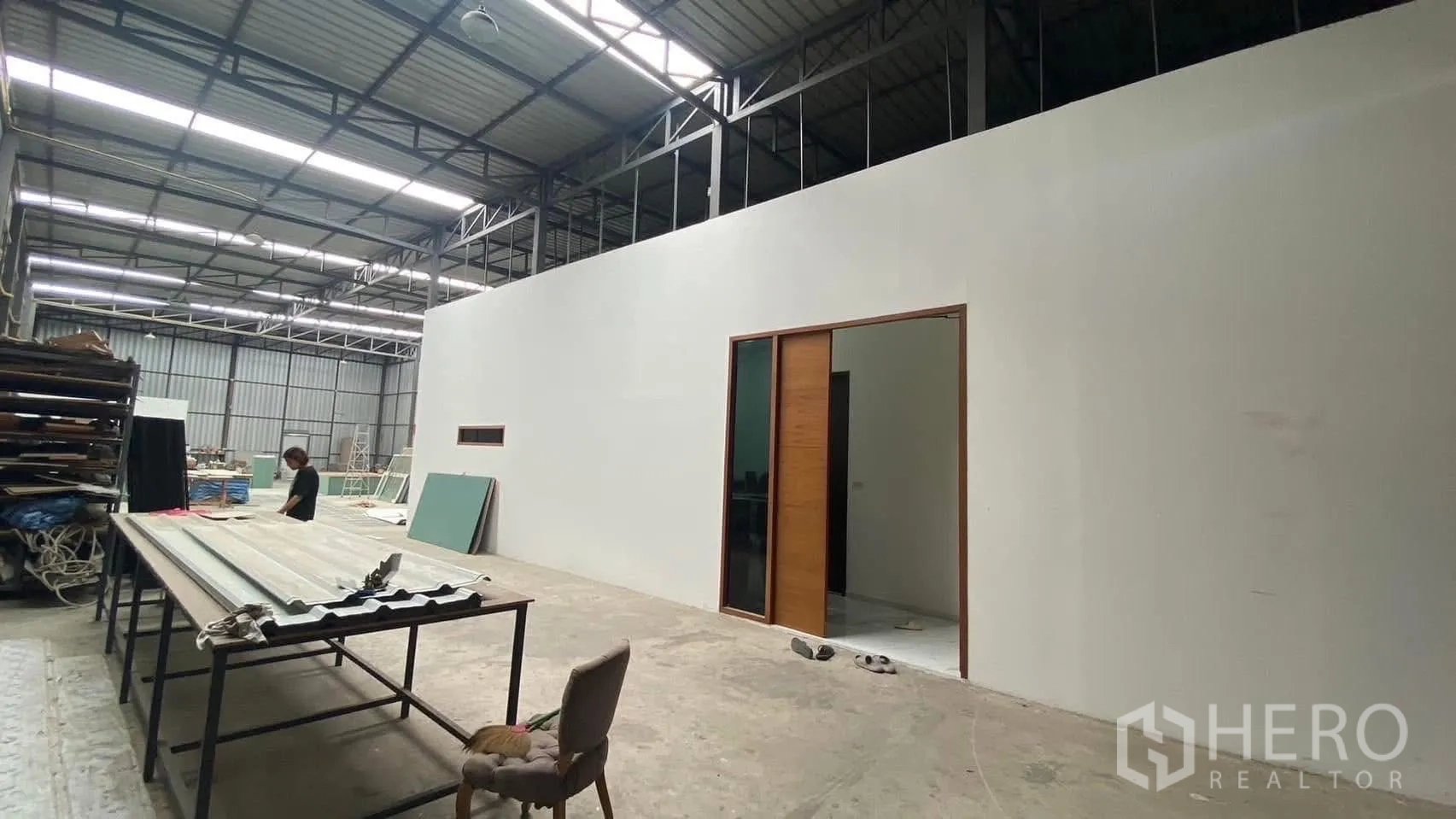 Warehouse for rent in Mueang Samut Prakan, Samut Prakan - Partitioned office room inside the warehouse beside work tables.