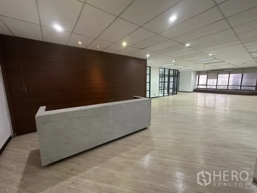 Office Space for rent in Din Daeng, Bangkok - Open lobby zone with marble reception counter and wood flooring.