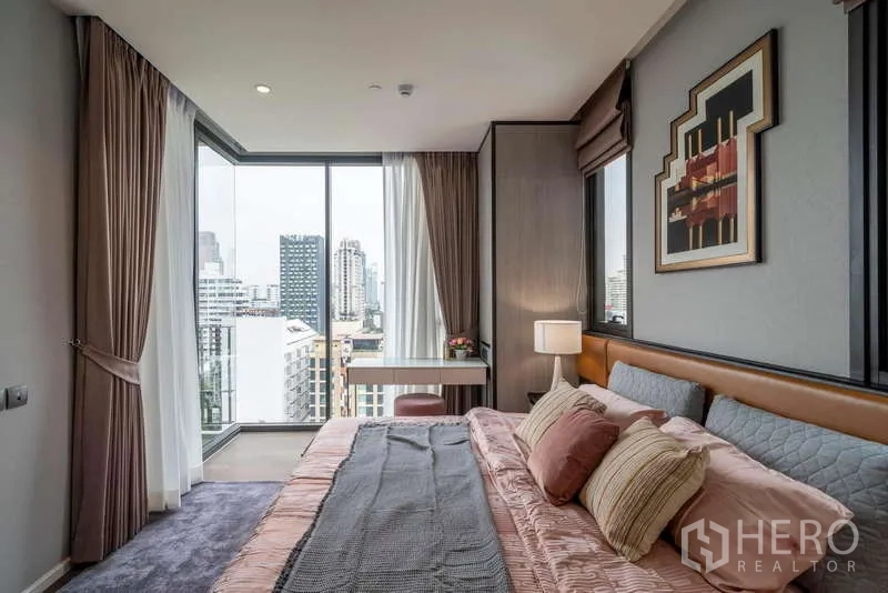 คอนโด ให้เช่าหรือขายในWatthana, Bangkok - ห้องนอนมุมกระจกเต็มบาน วิวเมือง