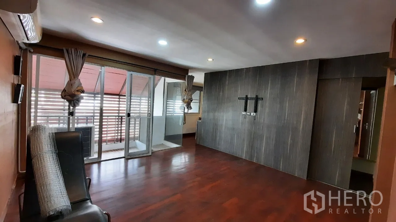 Townhouse for sale in Suan Luang, Bangkok - Multi-purpose room with sliding doors to a ventilated terrace
