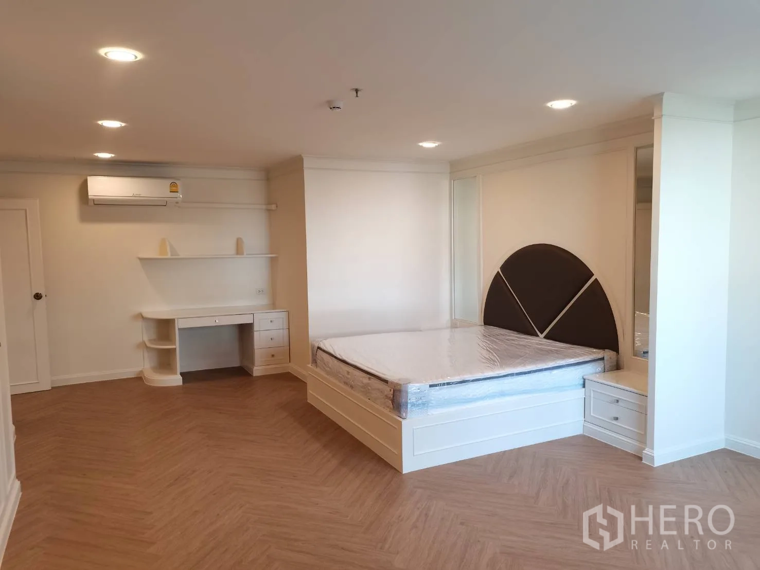 คอนโด for rent in Watthana, Bangkok - ห้องนอนกว้าง พื้นไม้ โต๊ะทำงานบิวท์อิน และหัวเตียงบุ