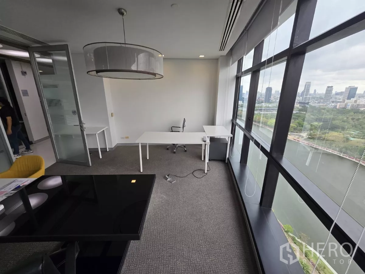 สำนักงาน ให้เช่าในWatthana, Bangkok - ห้องทำงานส่วนตัว โคมแขวน หน้าต่างบานใหญ่ โทนสีเรียบ