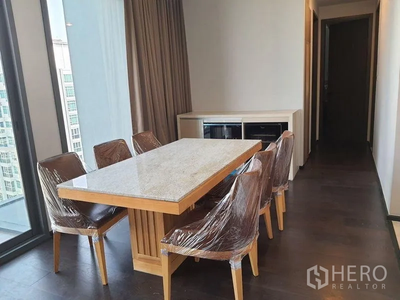 公寓 出租在Watthana, Bangkok - 临落地窗的餐桌区，六把椅子与城市景观