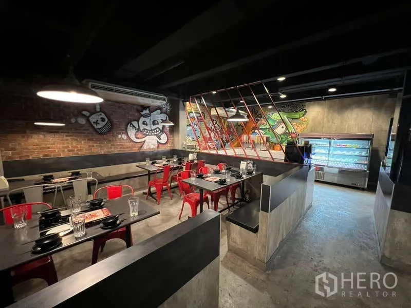 店屋 出租或出售在Khlong Toei, Bangkok - 狭长就餐空间，设卡座与红色斜格窗饰。