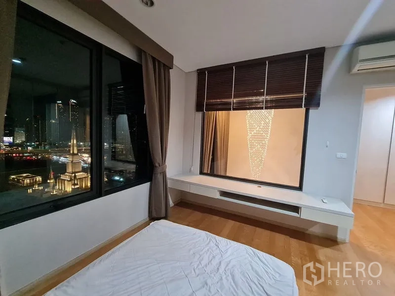 公寓 出售在Ratchathewi, Bangkok - 卧室木地板，大窗与夜景，窗边台与空调