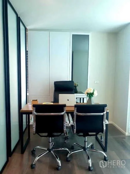 Home Office for rent in Bang Phli, Samut Prakan - Private office room with an executive desk, two guest chairs and full-height storage cabinets.