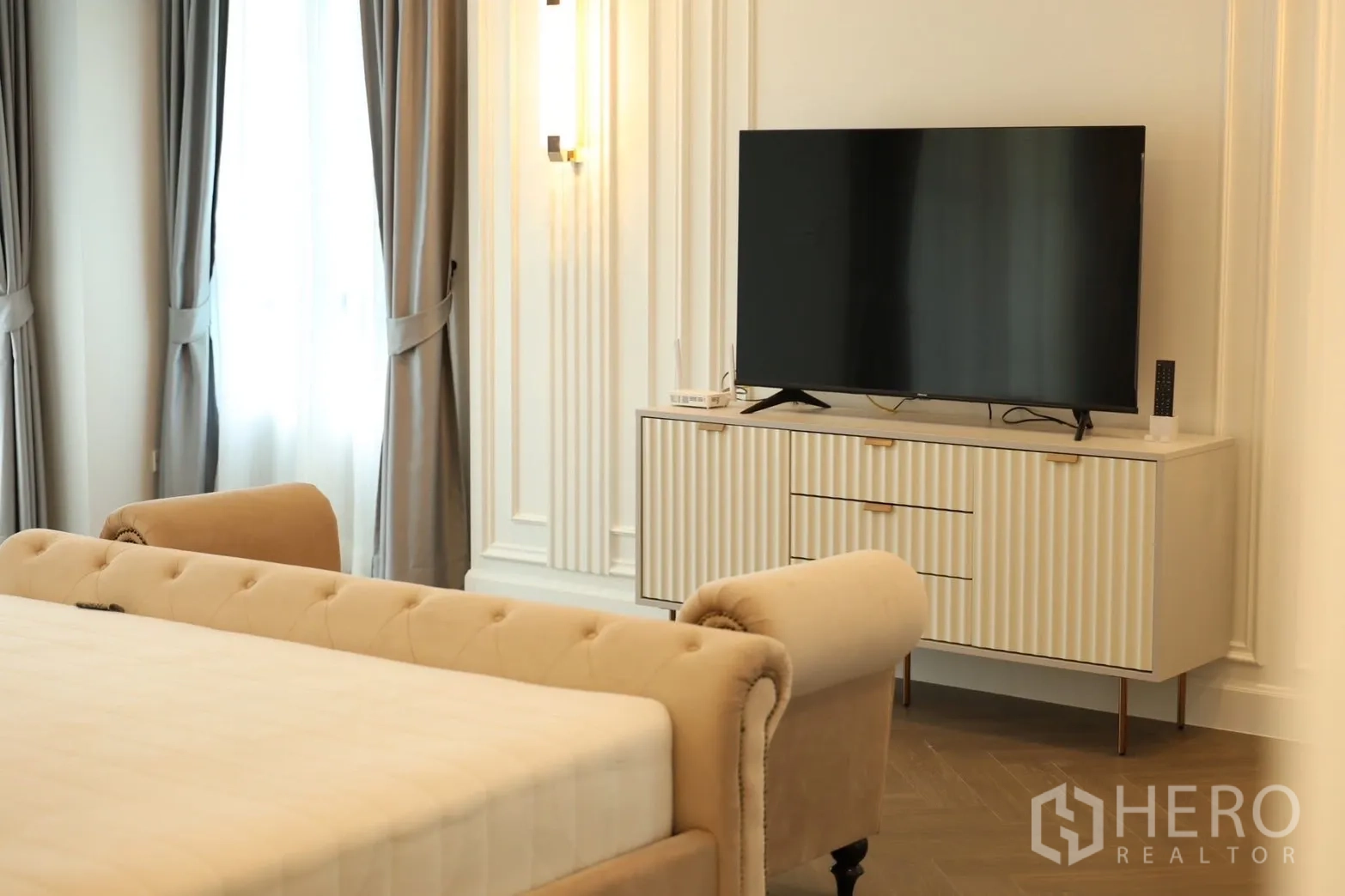 Detached House for rent or sale in Saphan Sung, Bangkok - Bedroom lounge with TV on console and sofa at the foot of the bed.