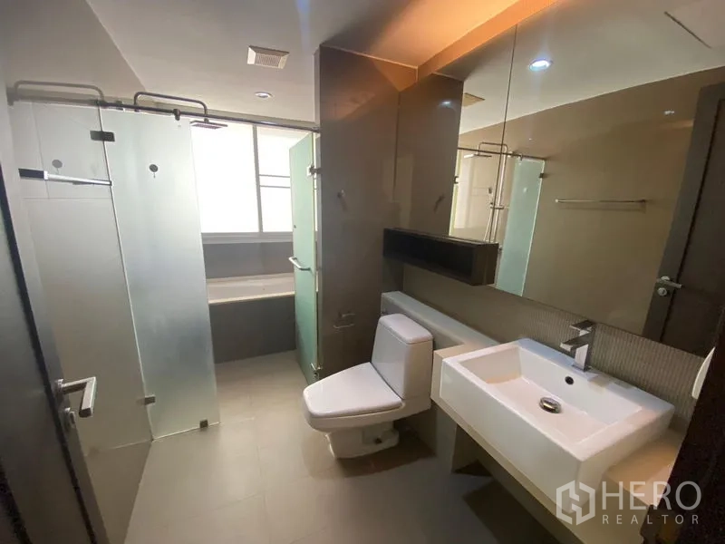 公寓 出租在Watthana, Bangkok - 主卫设磨砂玻璃淋浴间、浴缸、马桶与大镜面。