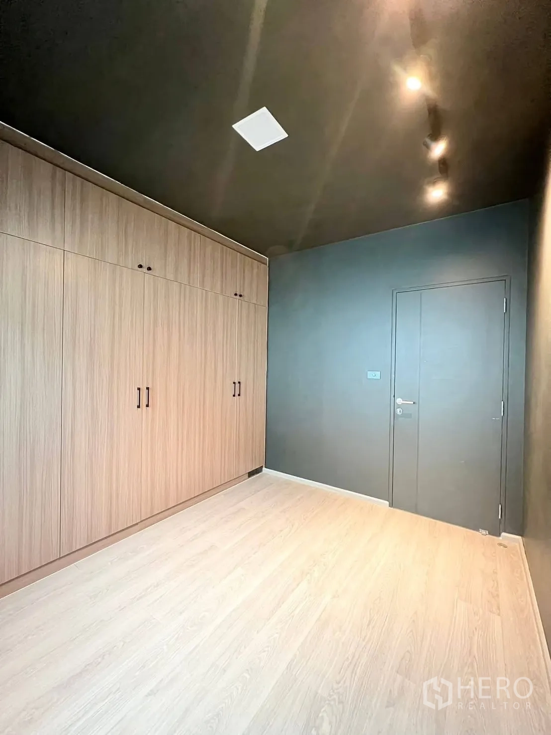 ทาวน์เฮาส์ for rent in Bang Phli, Samut Prakan - อีกมุมของห้องนอน แสดงรางไฟสปอตไลต์ ตู้เสื้อผ้า และประตู