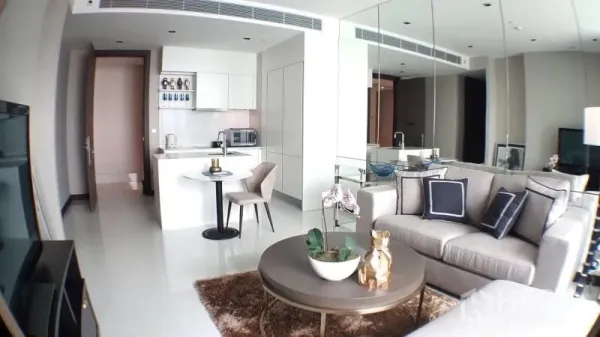 公寓 出租在Khlong Toei, Bangkok - 现代客厅，镜面墙、开放式厨房与用餐区，靠近BTS Nana的曼谷公寓